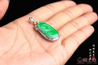 愛尚玉翠18K金伴鉆鑲嵌老坑冰種正陽綠翡翠如意吊墜 珠寶鑒賞與批發(fā)解析