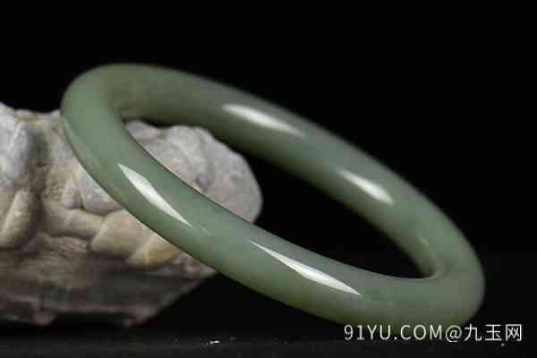 青玉和田玉手鐲的收藏市場表現(xiàn)與潛力分析