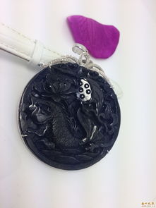 現(xiàn)代精品老坑墨翠連年有余大牌子掛件吊墜 圖片鑒賞與市場(chǎng)價(jià)格分析